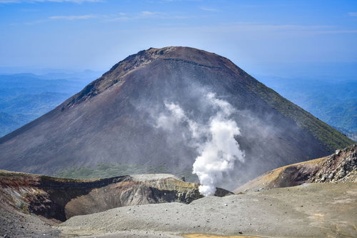 雌阿寒岳山頂から眺める阿寒富士と火山の噴気