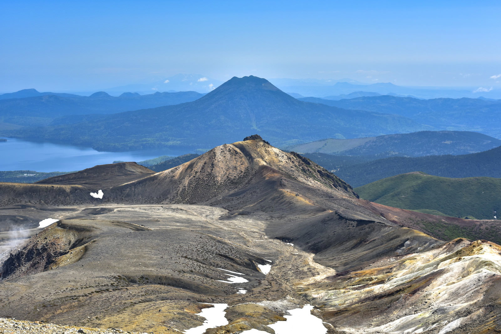 雌阿寒岳山頂から望む雄阿寒岳と阿寒湖の山岳パノラマ風景