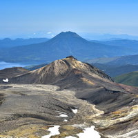 雌阿寒岳山頂から見る雄阿寒岳と阿寒湖、日本百名山の山岳パノラマの写真