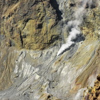 日本百名山・雌阿寒岳の火口から立ち上がる噴気孔の写真