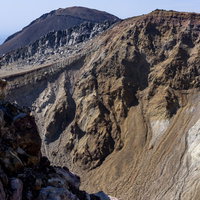 雌阿寒岳の火口付近にある険しい絶壁の岩肌の写真