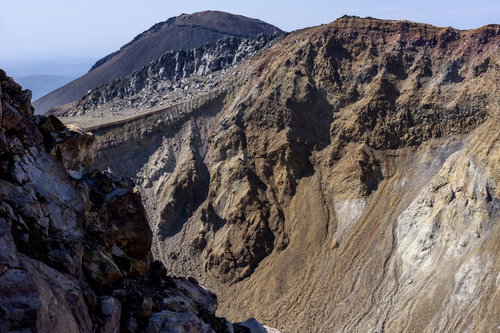 雌阿寒岳の火口付近にある険しい絶壁の岩肌
