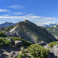 ワリモ岳から見る鷲羽岳山頂と槍ヶ岳を望む水晶岳の写真