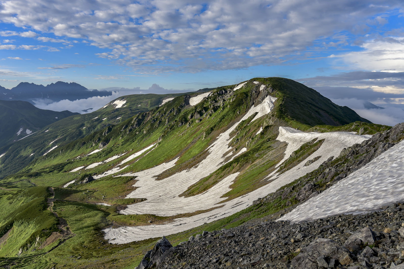 三俣蓮華岳山頂から望む双六岳方面の稜線と残雪の山岳風景