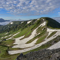 三俣蓮華岳山頂から見る双六岳方面の水晶岳の写真
