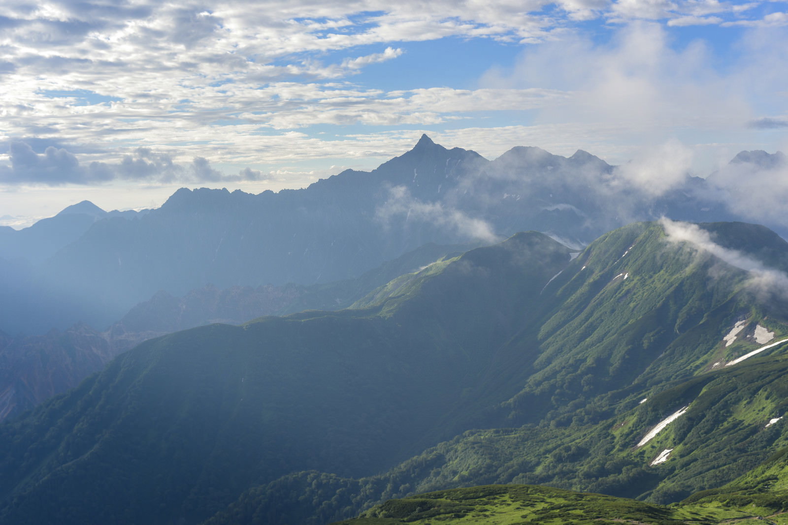 三俣蓮華岳山頂から見る早朝の槍ヶ岳と水晶岳の雄大な山岳風景