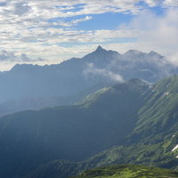 三俣蓮華岳山頂から見る早朝の槍ヶ岳と水晶岳の写真