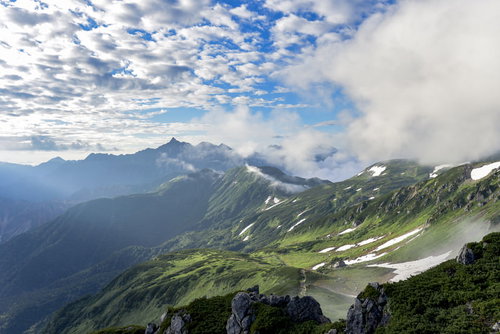 朝日に照らされる双六山荘方面と雲海に浮かぶ槍ヶ岳のシルエット