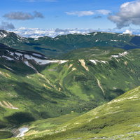 水晶岳側から見る雲ノ平の溶岩台地と連なる山々の景観の写真