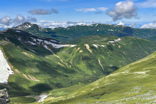 水晶岳側から見る雲ノ平の溶岩台地と連なる山々の景観