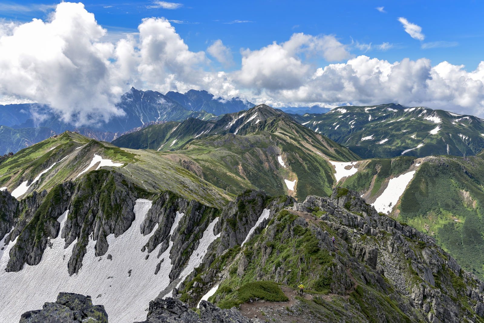 水晶岳山頂から望む鷲羽岳と北アルプス南部の山稜線