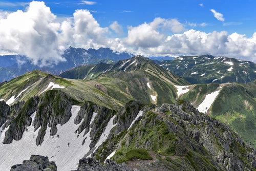 水晶岳山頂から見る鷲羽岳と北アルプス南部の連なる山々
