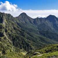 どっしりと構えた赤岳と横岳の眺望、八ヶ岳連峰の山並みの写真