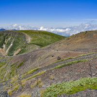 なだらかな稜線が続く硫黄岳から赤岳への縦走路の写真