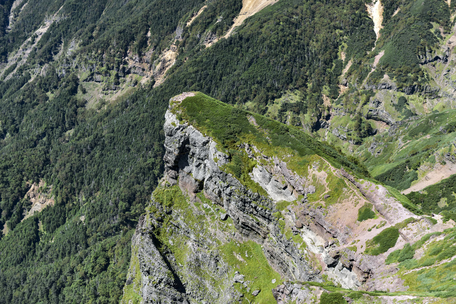 赤岳の大同心の岩壁にクライマーの登攀跡が残る山岳風景
