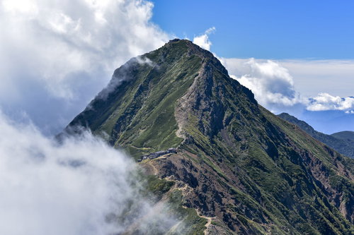 今にも雲に覆われそうな日本百名山の阿弥陀岳と赤岳