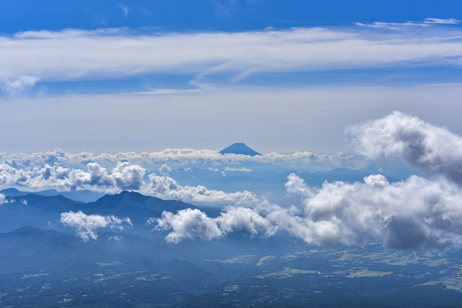 八ヶ岳・赤岳から見た雲海と富士山のシルエット