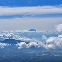 八ヶ岳から見るとシルエットだけが見える富士山（赤岳）の写真