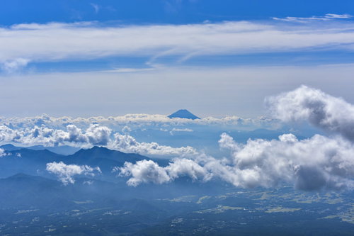 八ヶ岳から見るとシルエットだけが見える富士山（赤岳）