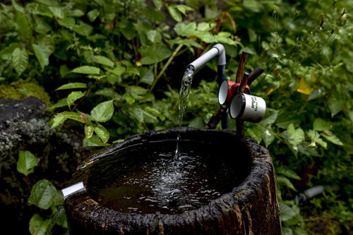 八ヶ岳山麓の赤岳麓に湧く清水と竹筒の水飲み場
