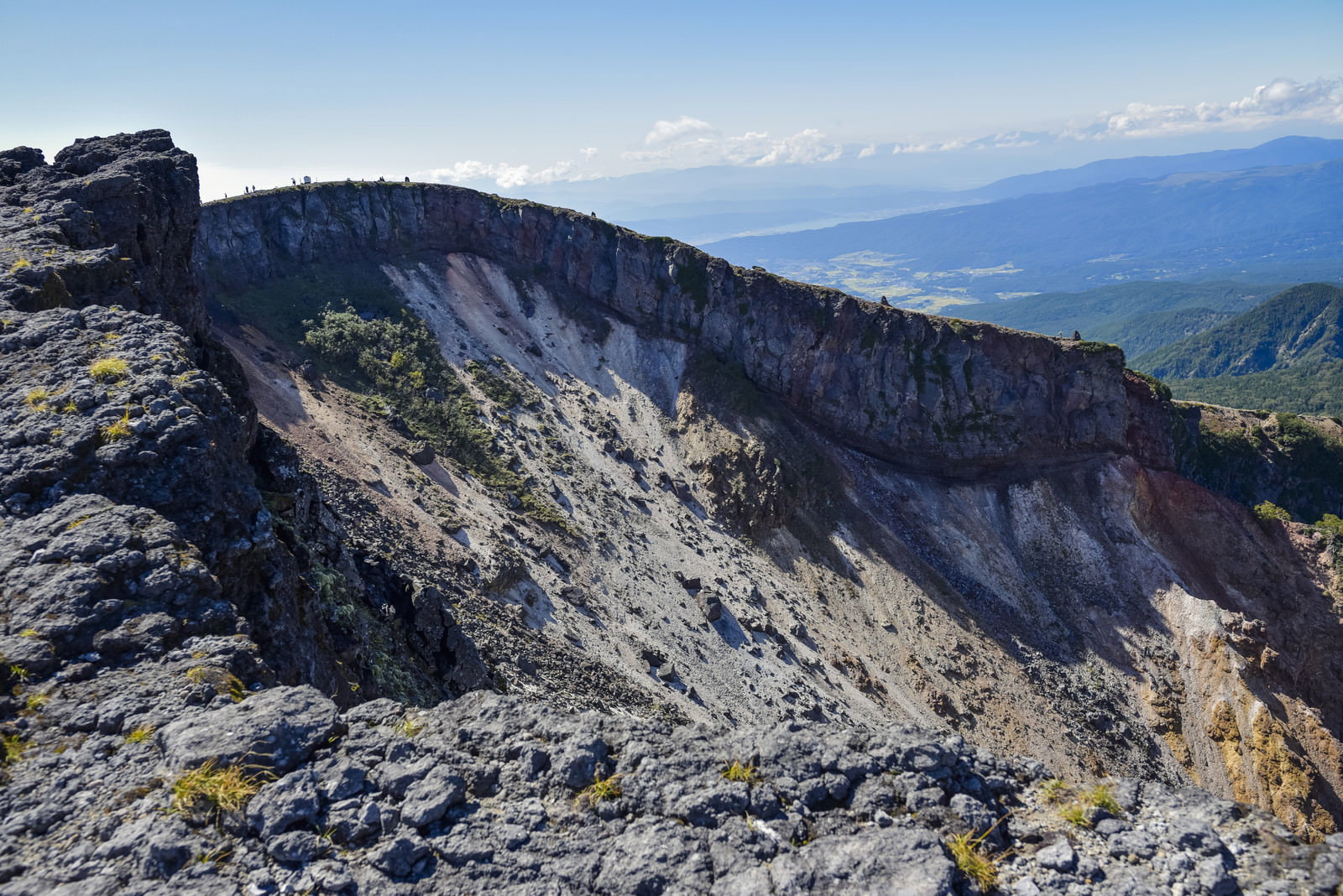 硫黄岳の爆裂火口と険しい岩肌、奥に連なる山々の稜線