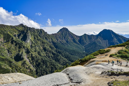 展望の良い赤岩の頭から見た八ヶ岳と連なる山並み