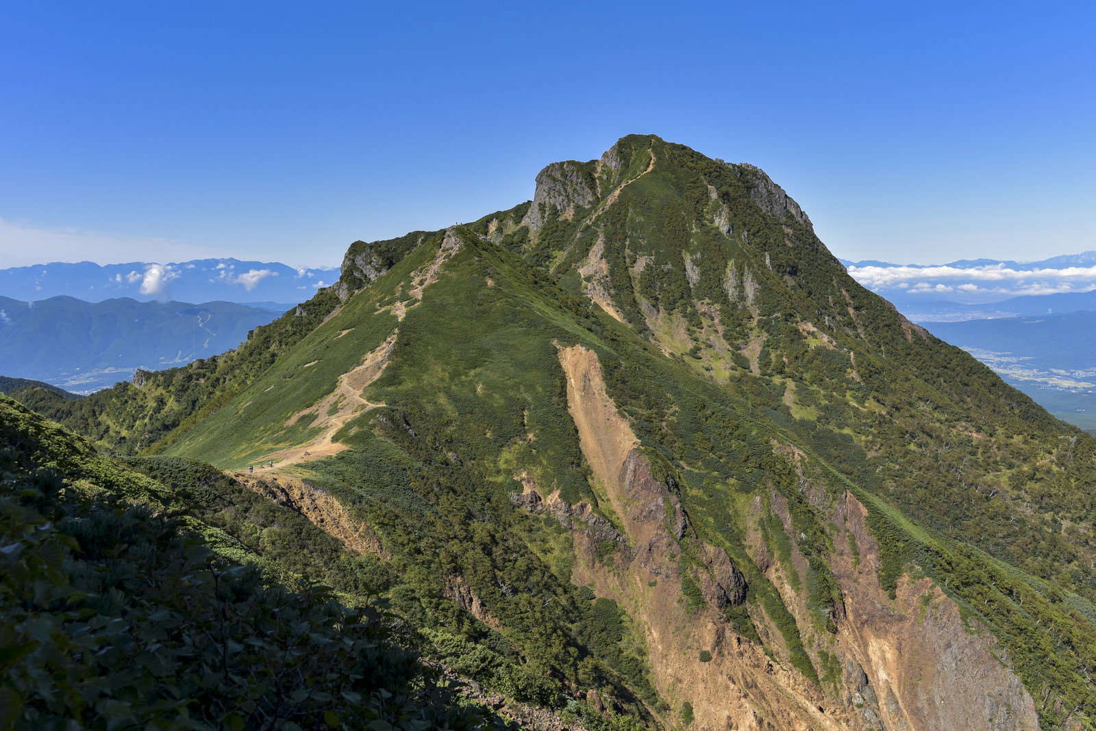 青空の下、文三郎尾根から見た阿弥陀岳の雄大な山容