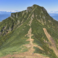 文三郎尾根を登る登山者と阿弥陀岳の景色（赤岳）の写真