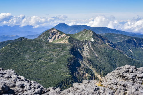 赤岳から見た横岳の奥に広がる蓼科山方面の山並み