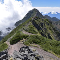 横岳登山道から見る赤岳と稜線の景色、日本百名山の雄大な山容の写真