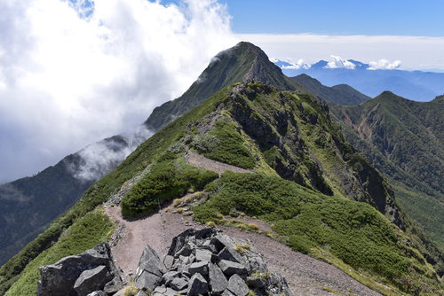 横岳登山道から見る赤岳と稜線の景色、日本百名山の雄大な山容