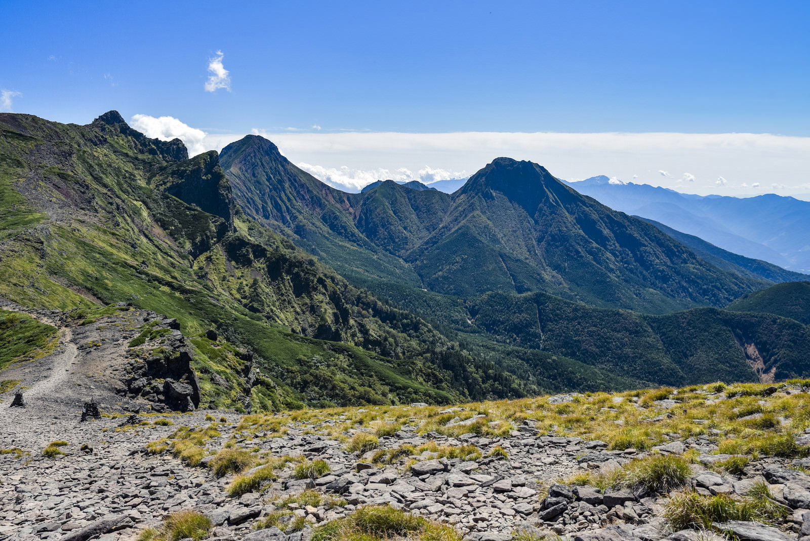 硫黄岳から見た横岳と赤岳の山並みと青空の風景