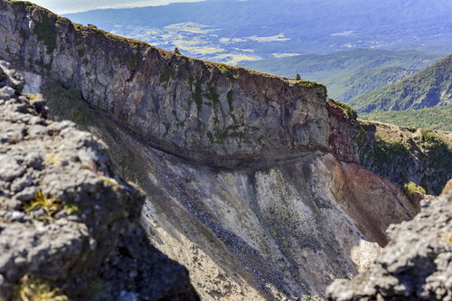 100名山・硫黄岳の爆裂火口の壁と赤岳を望む登山道