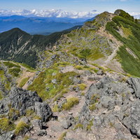日本百名山・八ヶ岳、硫黄岳へと向かう横岳の稜線の景色（赤岳）の写真