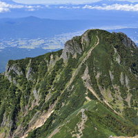 赤岳の稜線から見る阿弥陀岳と八ヶ岳の山々の写真