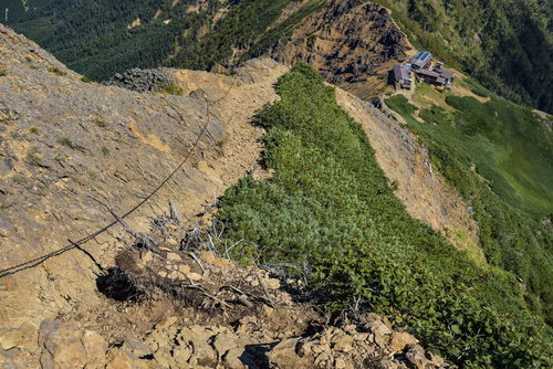 赤岳山荘へ向かう登山道の急峻な岩場につけられた鎖