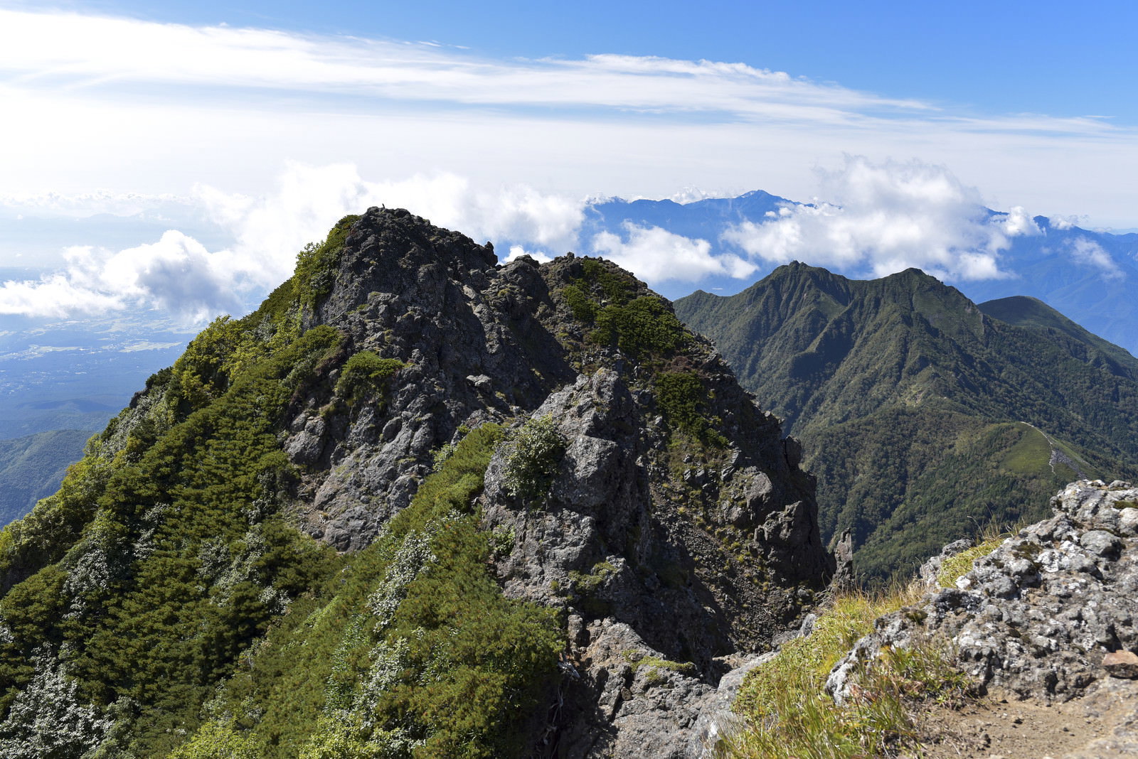 赤岳山頂から見た権現岳方面と南アルプスの山々の風景