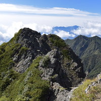 赤岳山頂から見る権現岳方面と南アルプスの稜線の写真