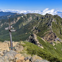 赤岳山頂から見る横岳硫黄岳方面の稜線の景色の写真