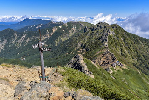 赤岳山頂から見る横岳硫黄岳方面の稜線の景色