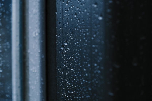 鉄の柱を伝う冷たい水滴と垂れ落ちる大きな雫