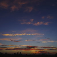 青と赤に彩られたさいたま新都心の夕焼け空の写真