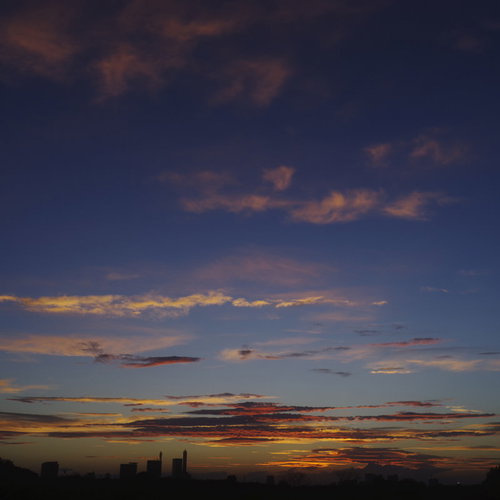 青と赤に彩られたさいたま新都心の夕焼け空