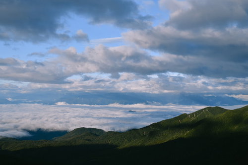 騒がしい雲行きの奥秩父の夜明け、刻々と変わる雲海と山並みの情景