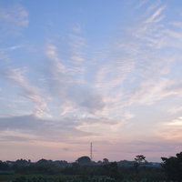 パステルカラーでさわやかな朝焼けの空と雲のグラデーションの写真