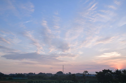 パステルカラーでさわやかな朝焼けの空と雲のグラデーション