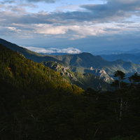 国師岳から見る小川山方面の夕景と山々の稜線の写真