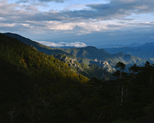 国師岳から見る小川山方面の夕景と山々の稜線