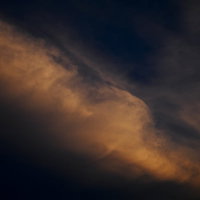 夕日で赤く照らされる雲の素肌の写真