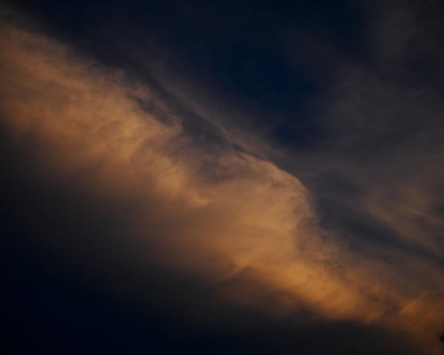 夕日で赤く照らされる雲の素肌